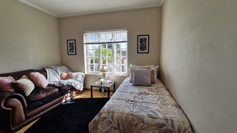 5 Bedroom Property for Sale in Middedorp Western Cape